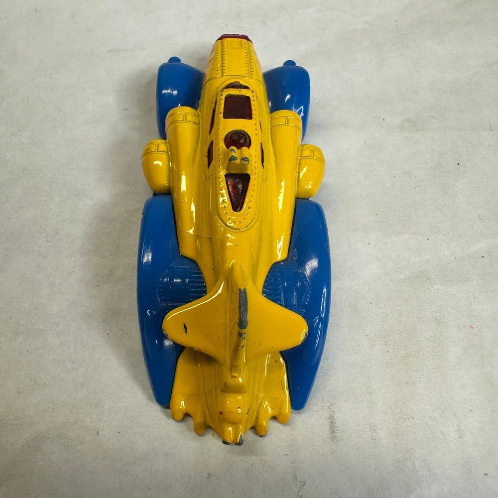 Hot Wheels Fast Fortress 2014 Yellow Blue Shark Mouth‎ Diecast Fantasy Car